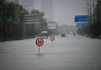 鄭州市民朋友們，暴雨期間請(qǐng)注意留意警示標(biāo)志牌！